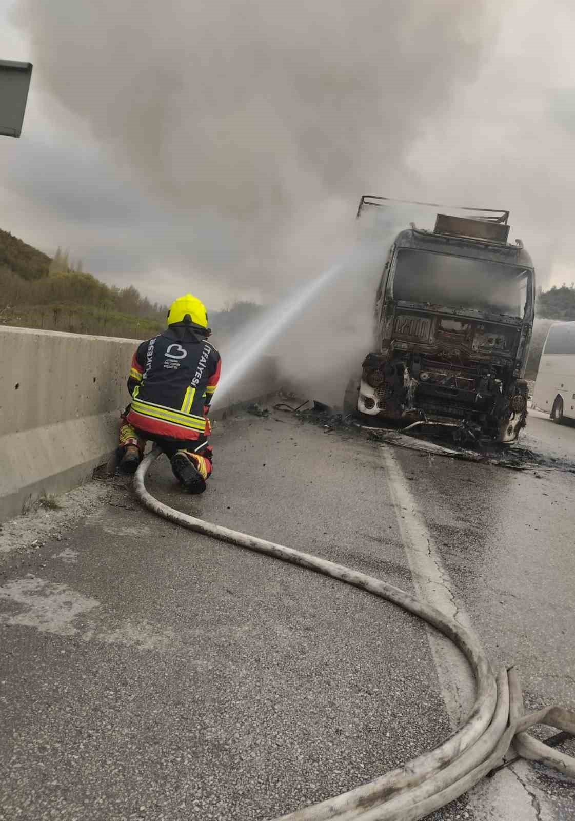 Balıkesir&rsquo;de yanan tır kullanılmaz hale geldi
