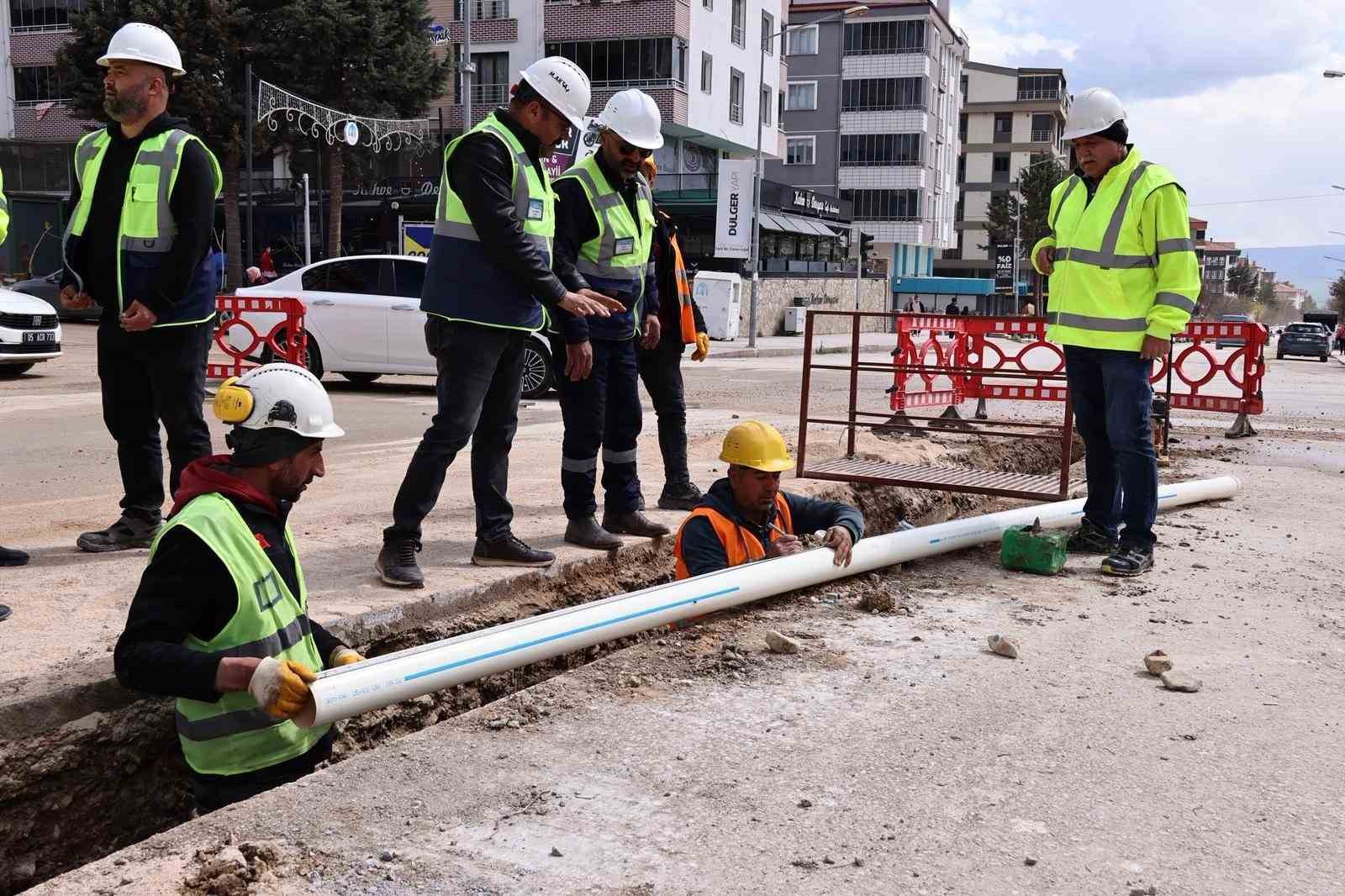 Merzifon’un içme suyu projesinde boru döşeme çalışması sürüyor