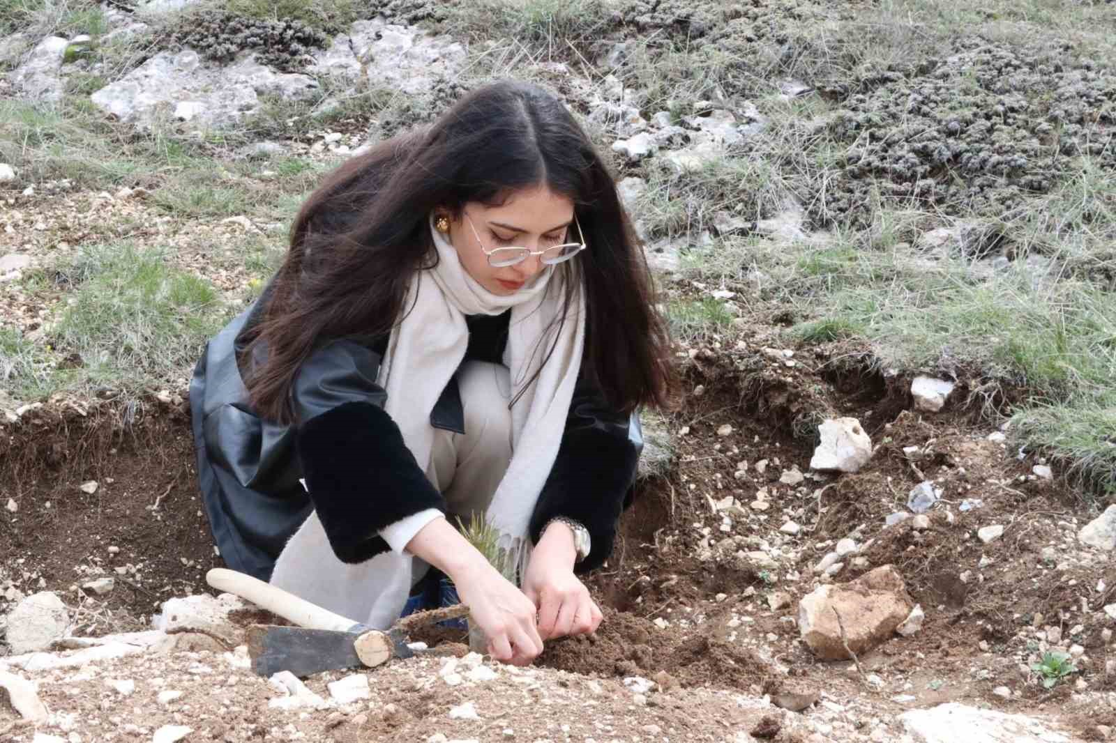 &Ouml;ğretmen adayları fidanları toprakla buluşturdu
