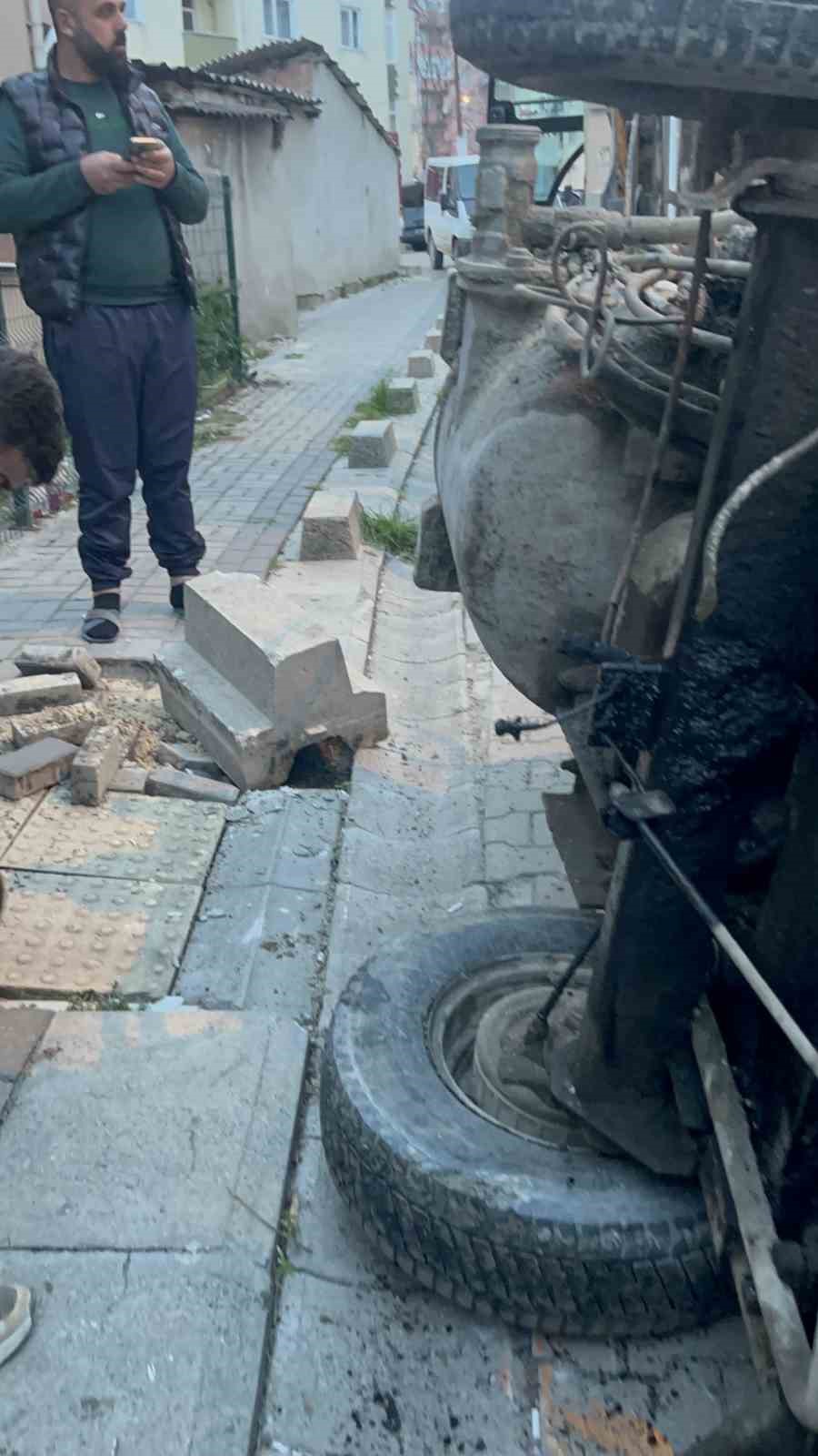 Har&ccedil; karma makinesi, ticari taksinin &uuml;zerine devrildi
