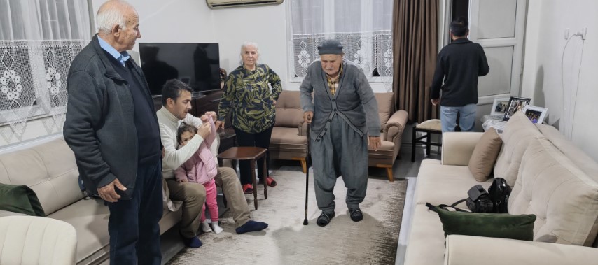 Mustafa dede, 102’nci yaş gününü çocukları ve torunlarıyla kutladı