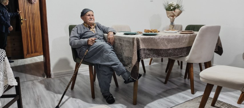 Mustafa dede, 102’nci yaş gününü çocukları ve torunlarıyla kutladı