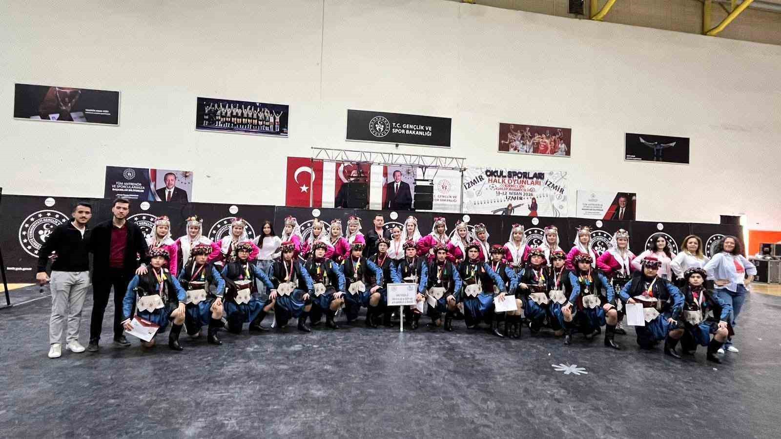 Kaleli öğrenciler halk oyunlarında bölge derecesi aldı