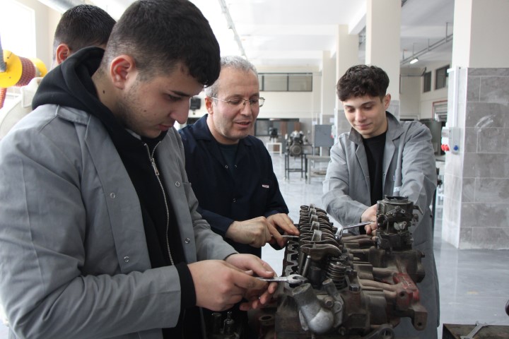 45 yaşında polislikten ayrılıp &ouml;ğretmen oldu, emekliliğini 20 yıl uzattı