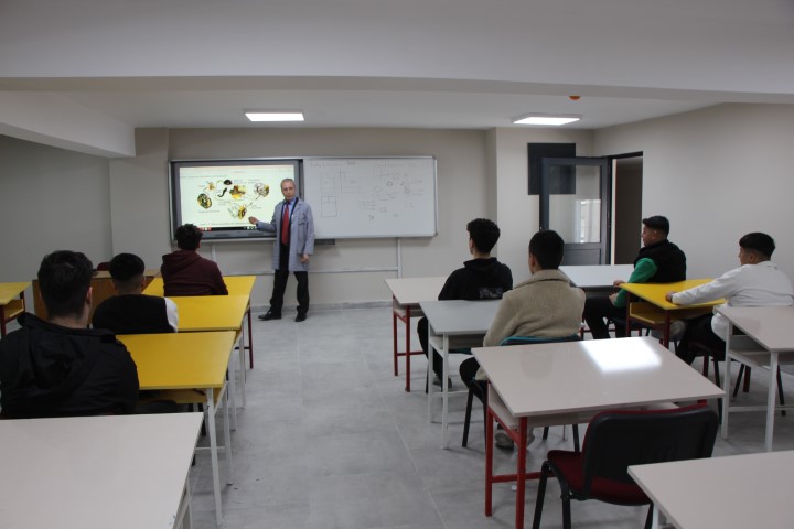 45 yaşında polislikten ayrılıp &ouml;ğretmen oldu, emekliliğini 20 yıl uzattı