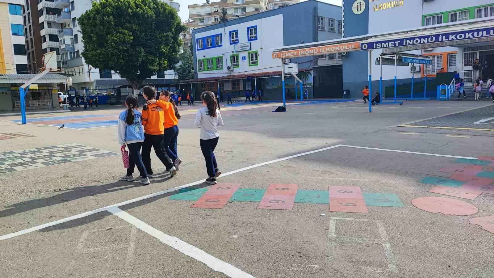 Eyleme katılan &ouml;ğretmenlerin &ouml;ğrencileri okuldan geri d&ouml;nd&uuml;
