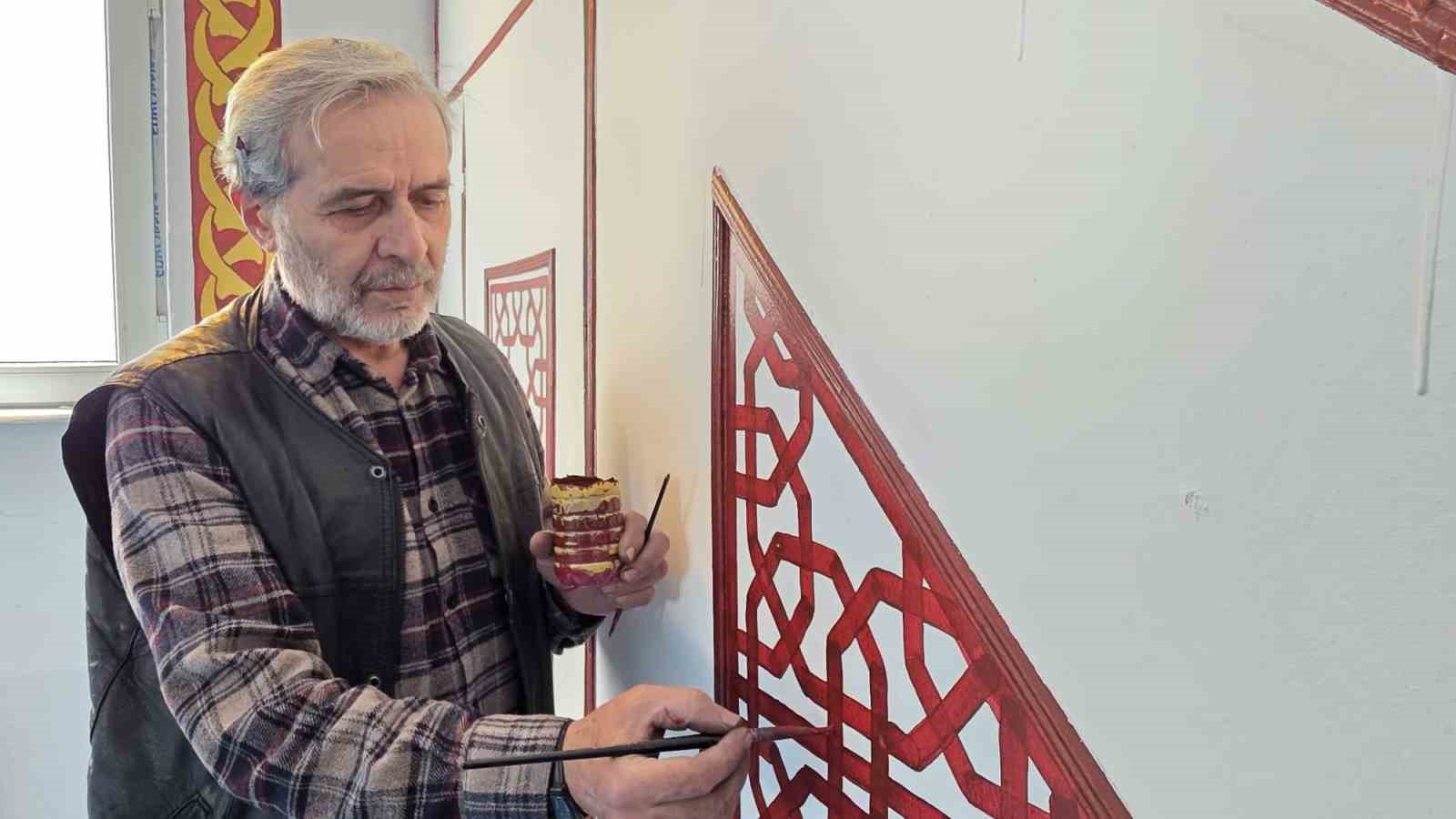 K&uuml;tahyalı imam g&ouml;rev yaptığı camileri hat ve nakkaş sanatı ile s&uuml;sl&uuml;yor
