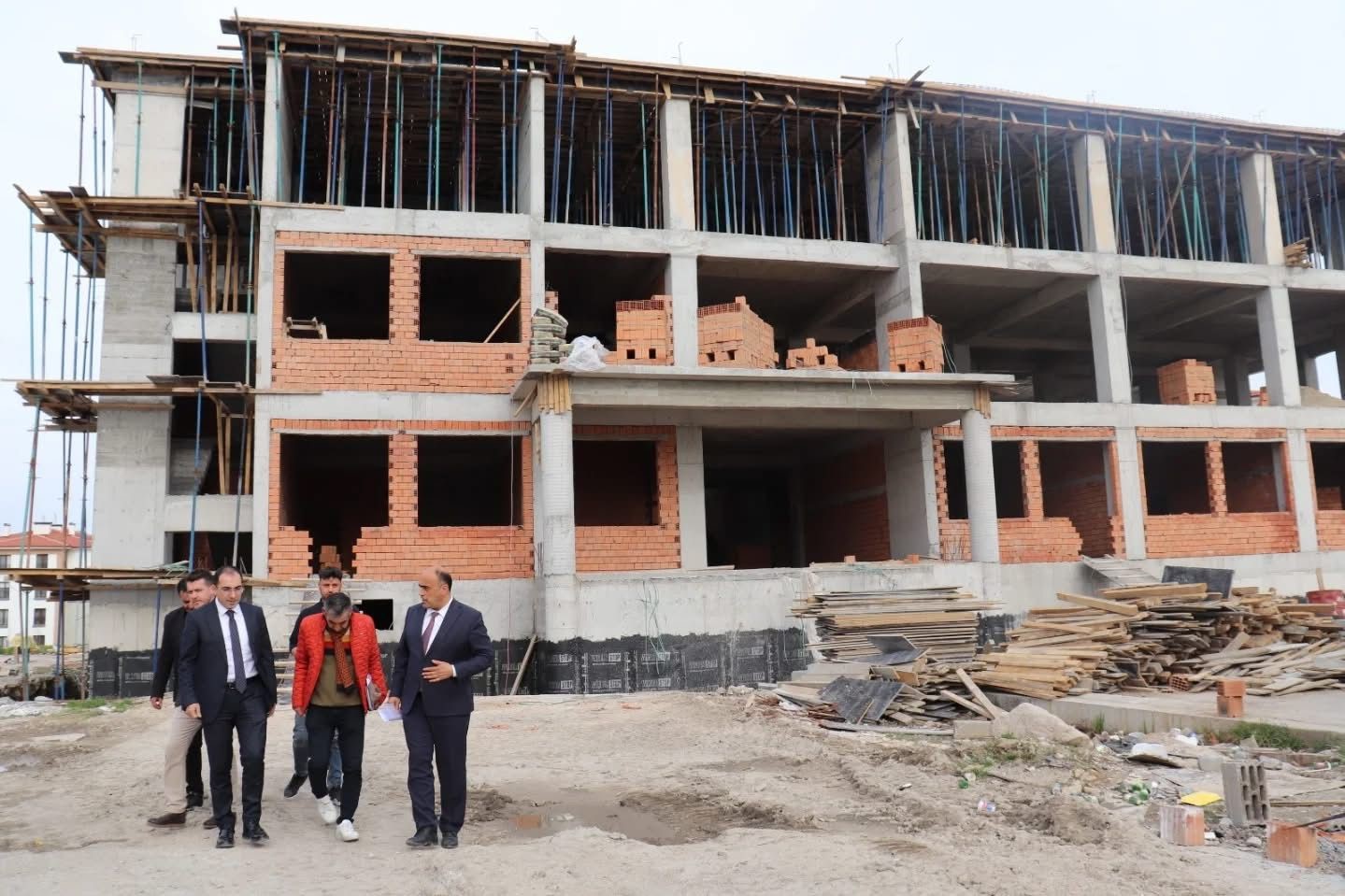 Tavşanlı&rsquo;da Kaymakam &Ouml;zdemir yeni okul inşaatı yerinde incelendi
