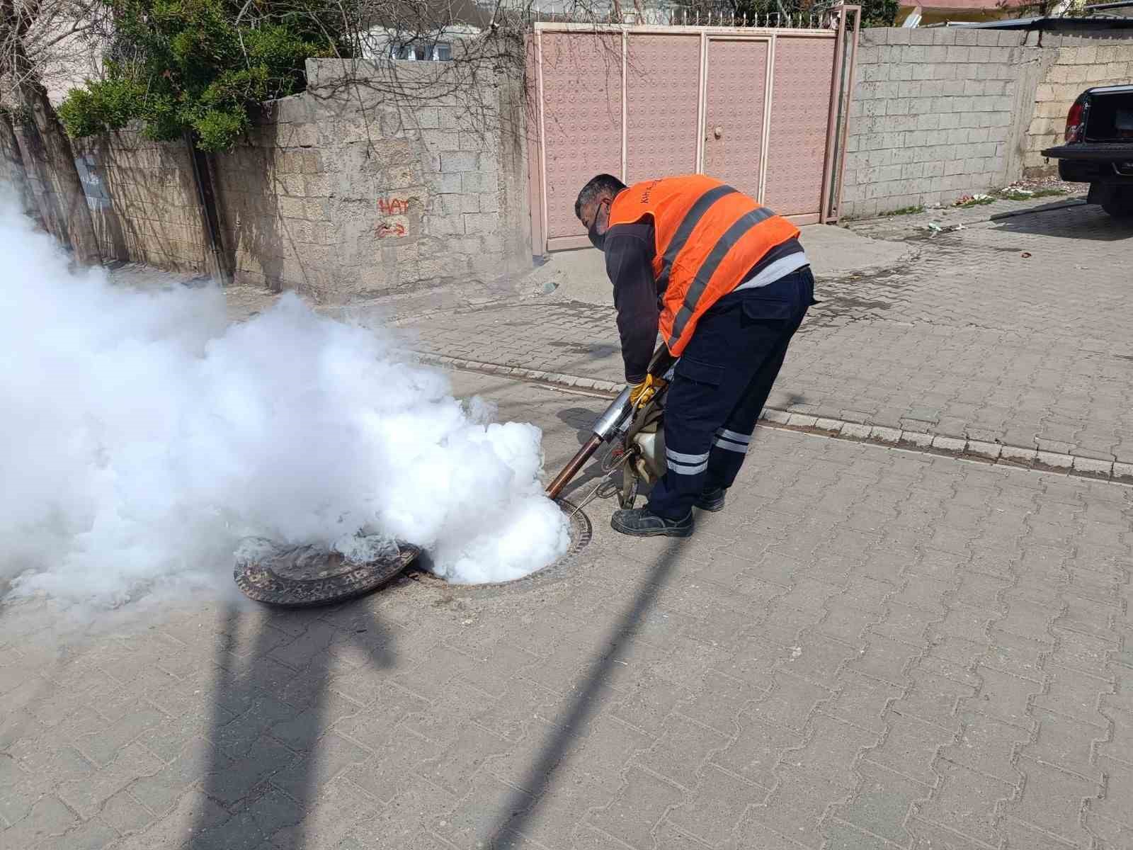 Kahta Belediyesi&rsquo;nden haşerelere karşı yoğun m&uuml;cadele

