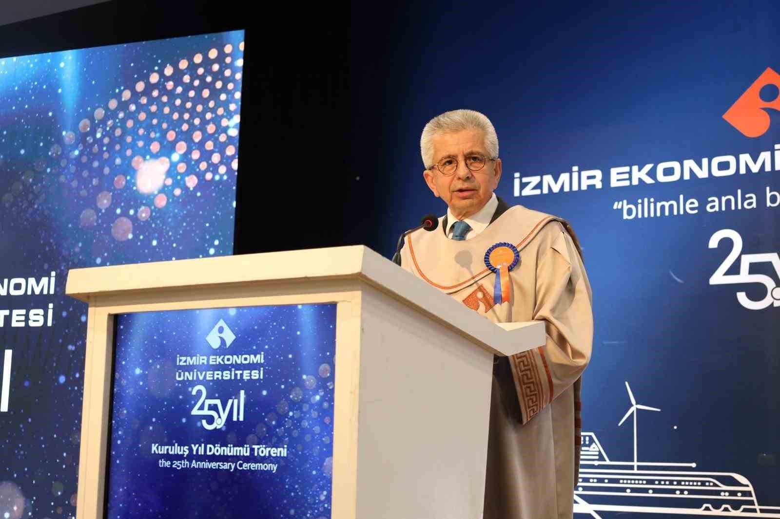 İzmir Ekonomi &Uuml;niversitesi&rsquo;nde 25&rsquo;inci yıla coşkulu kutlama
