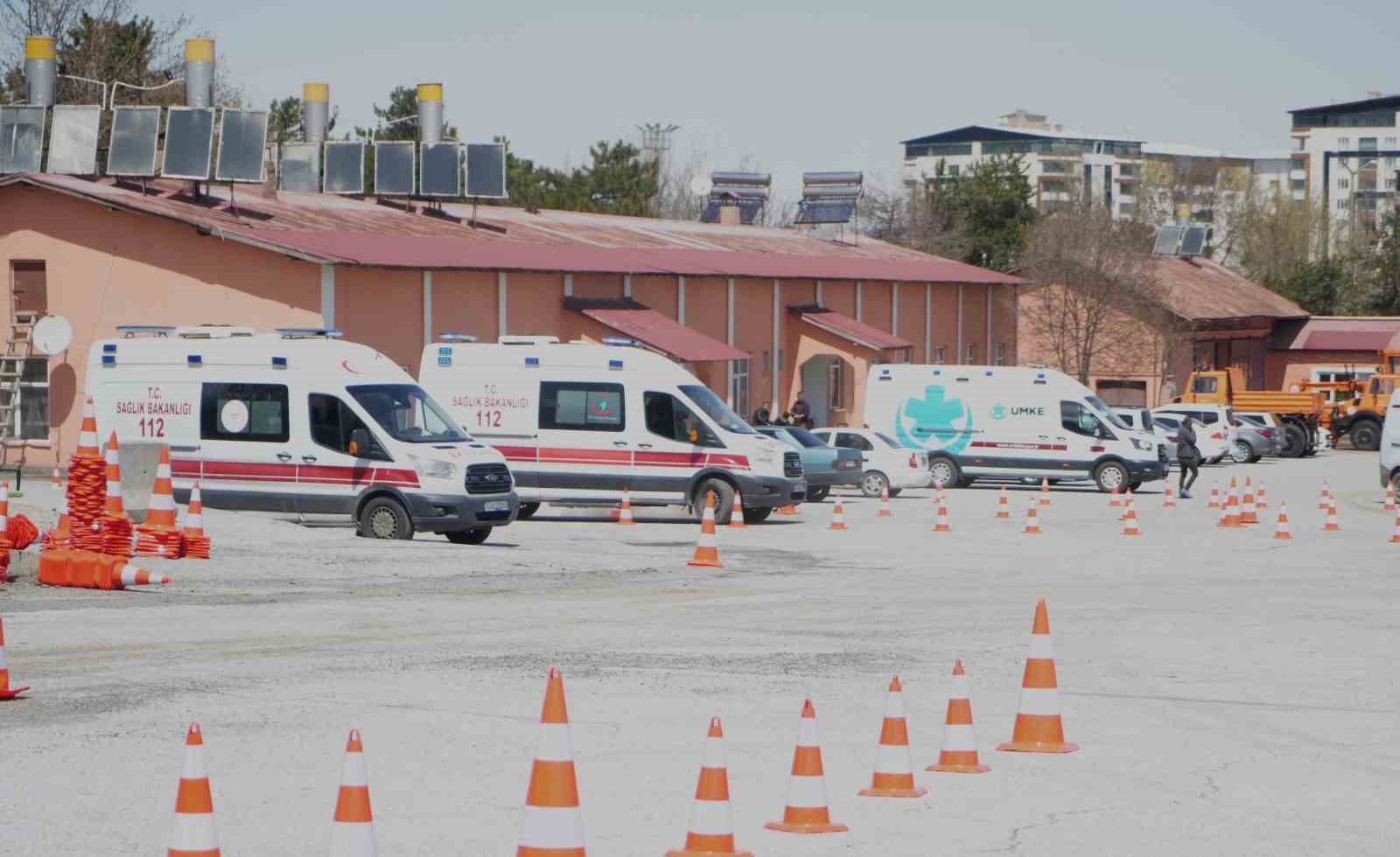 Ambulans s&uuml;r&uuml;c&uuml;lerine s&uuml;r&uuml;ş eğitimi
