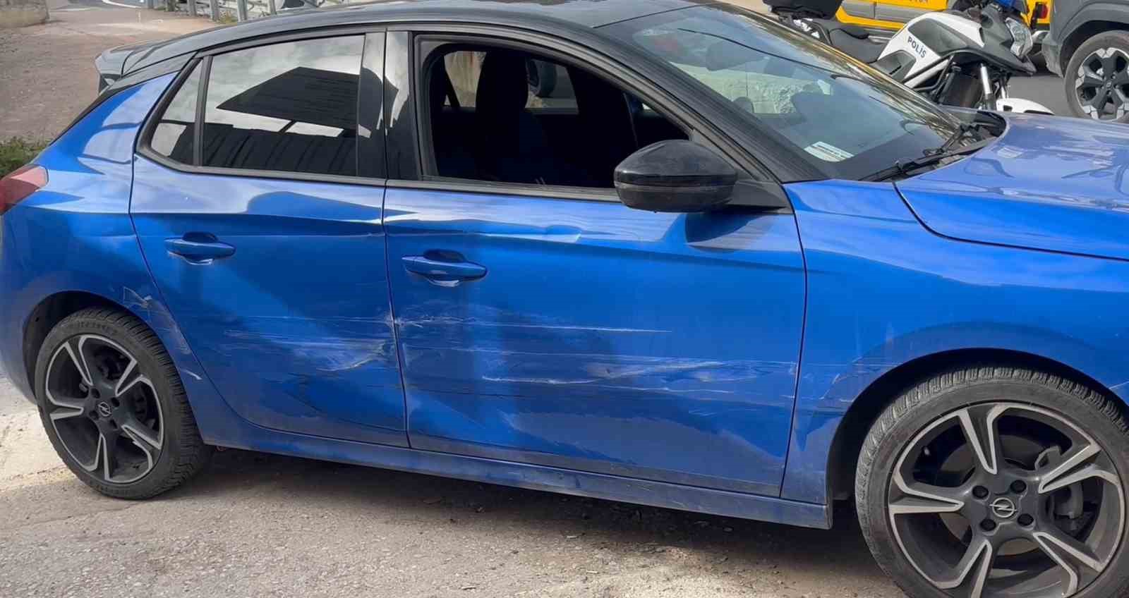 Kocaeli&rsquo;de facianın eşiğinden d&ouml;n&uuml;ld&uuml;: Freni tutmayan otomobil bariyerlere &ccedil;arptı
