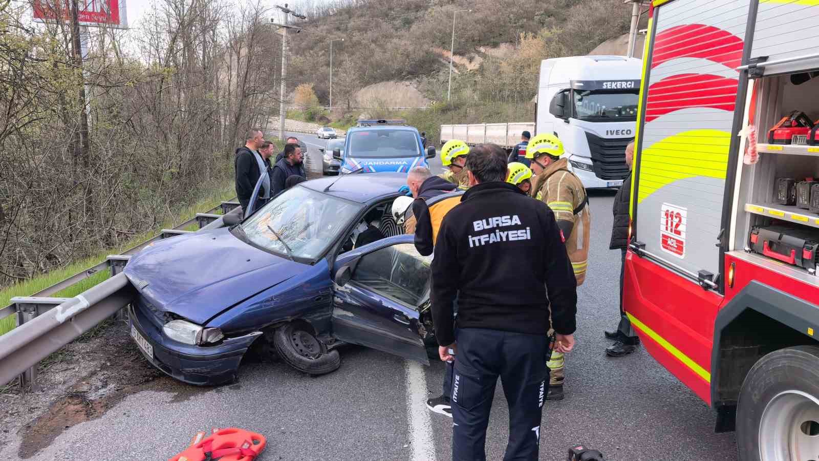 Bursa&rsquo;da otomobil bariyerlere &ccedil;arptı: 2 yaralı
