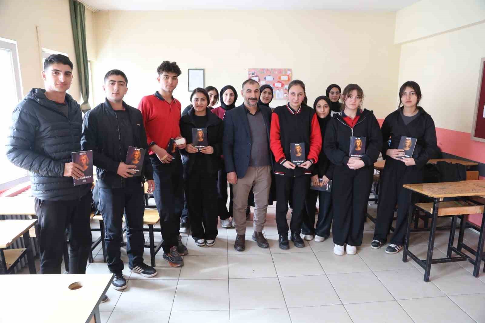 Lise &ouml;ğrencisi kadın &ouml;l&uuml;mlerini romanlaştırdı
