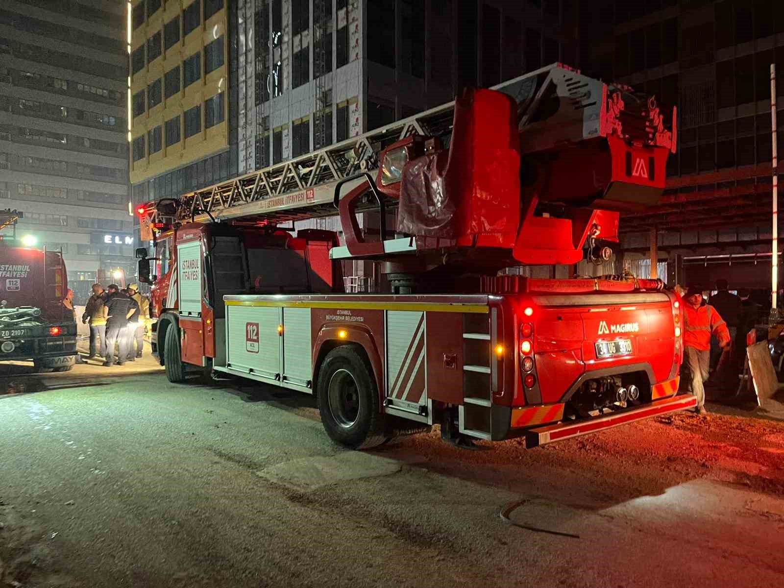 Bah&ccedil;elievler&rsquo;de inşaat halindeki 12 katlı binada yangın paniği
