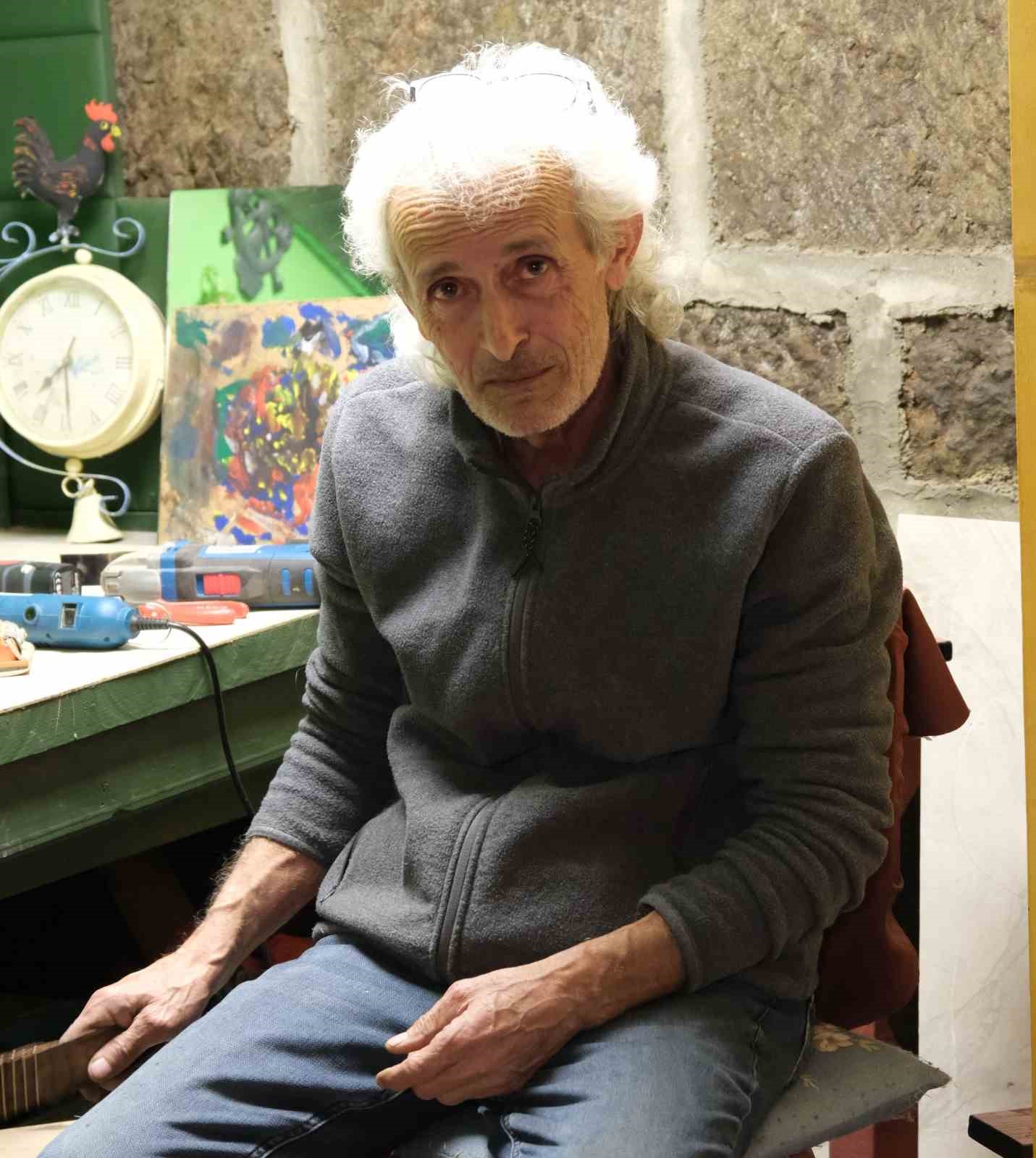 Emekli olduktan sonra yaptığı ahşap maket evler beğeni topluyor
