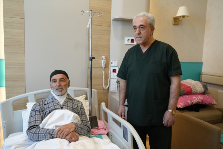 Yaşlı adamın &rsquo;tamir&rsquo; inadı k&ouml;t&uuml; bitti: Borudan fışkıran suyla hastanelik oldu