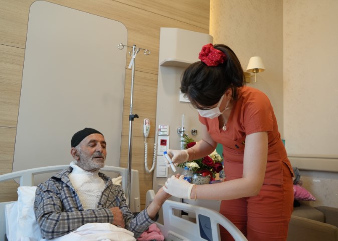 Yaşlı adamın &rsquo;tamir&rsquo; inadı k&ouml;t&uuml; bitti: Borudan fışkıran suyla hastanelik oldu