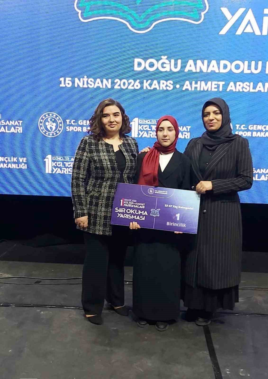 Akyakalı Aleyna Kurtbaş şiir okuma yarışmasında bölge birincisi oldu