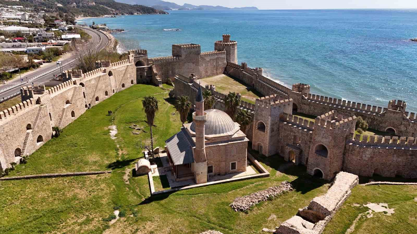 Mamure Kalesi camisinde 700 yıldır ibadet sürüyor