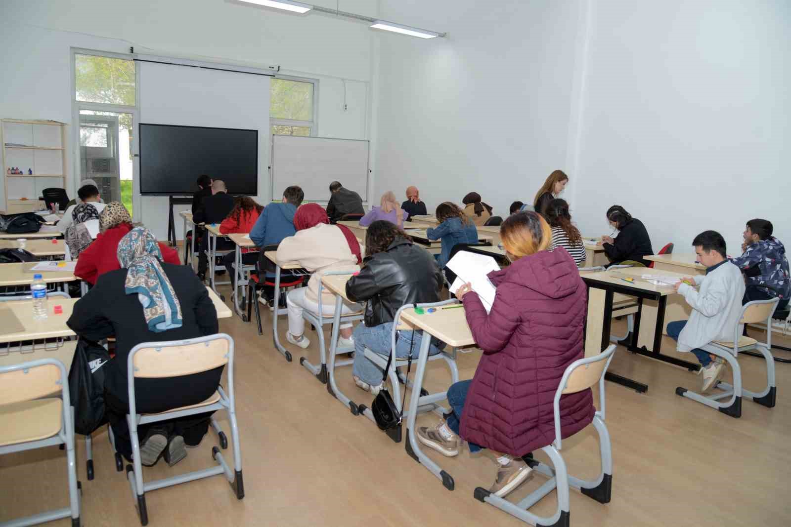 E-KPSS adaylarına hem prova hem moral desteği