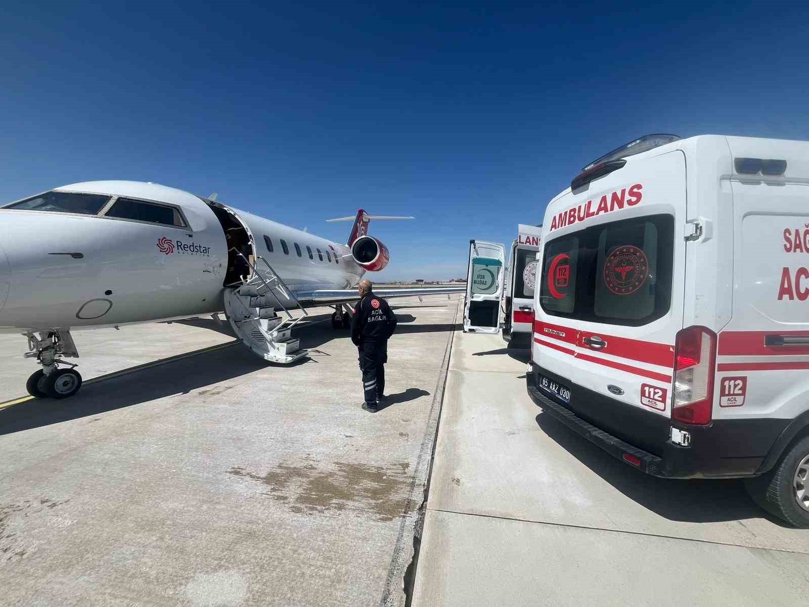 Vanlı iki &ccedil;ocuk i&ccedil;in ambulans u&ccedil;ak havalandı
