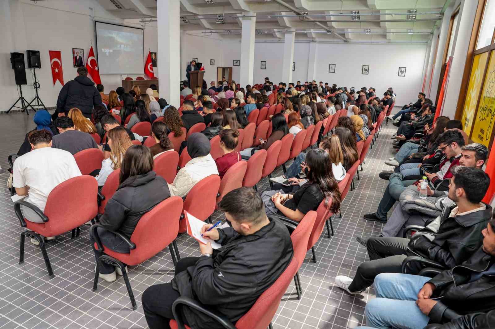 "7 Kemerli Bir Zaman Ge&ccedil;idi" filmi &uuml;niversite &ouml;ğrencileriyle buluştu
