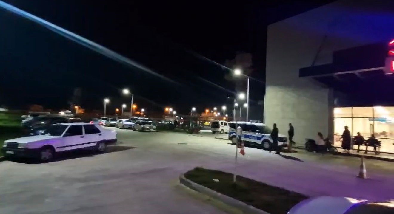 Tartıştığı kadını &ouml;ld&uuml;rd&uuml;, ardından bileklerini kesti
