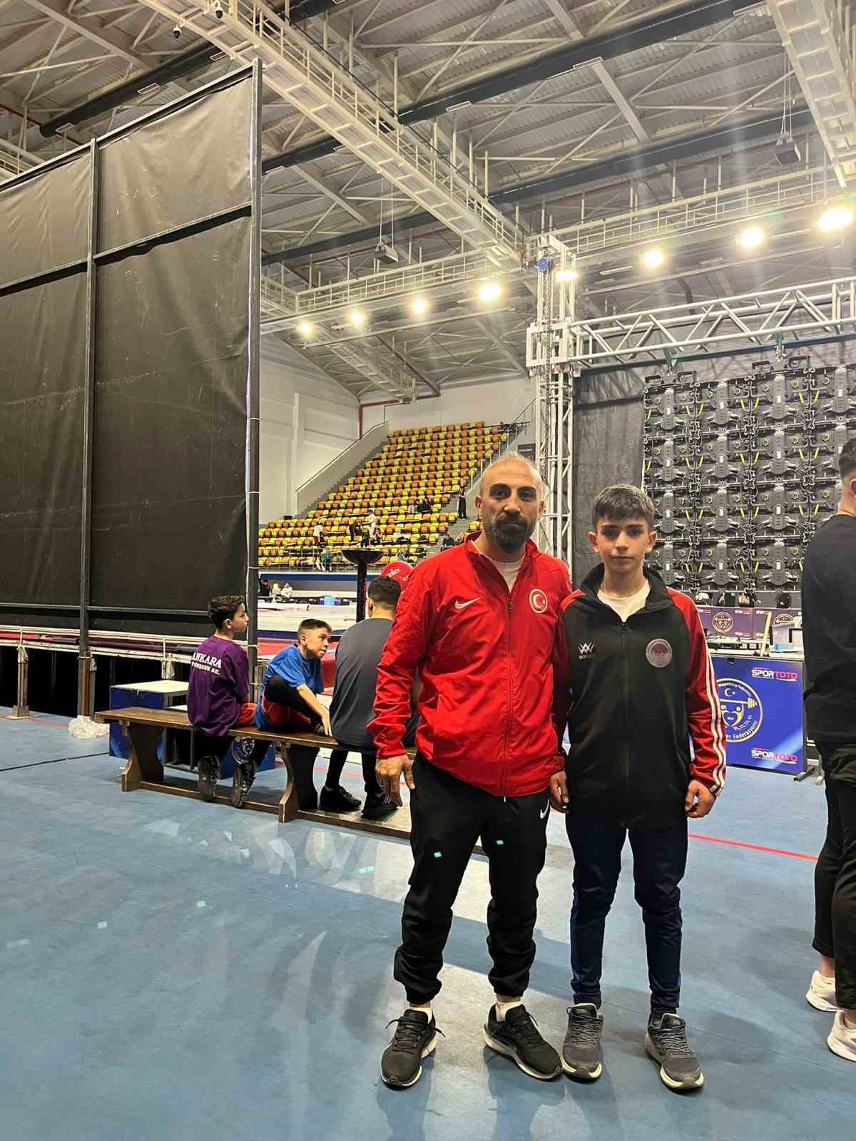 Ağrılı &ouml;ğrenci halterde T&uuml;rkiye şampiyonu oldu
