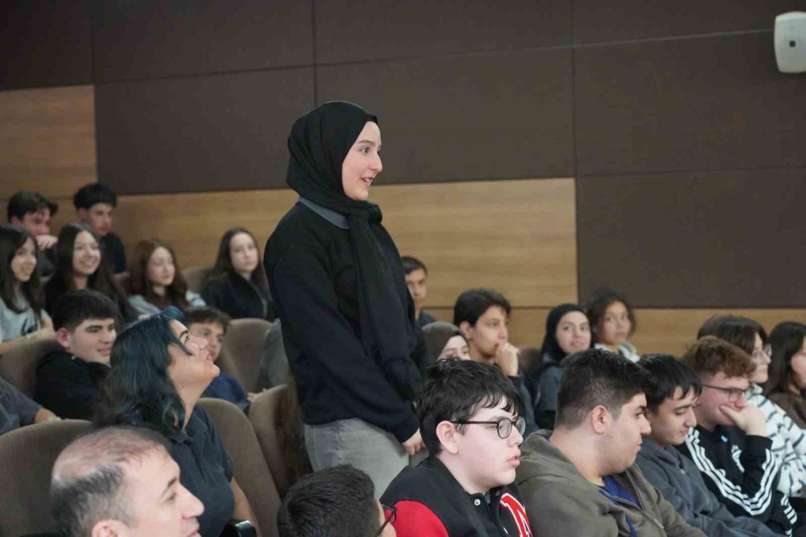 Rekt&ouml;r Akkaya lise &ouml;ğrencilerine etkili dinleme y&ouml;ntemlerini anlattı
