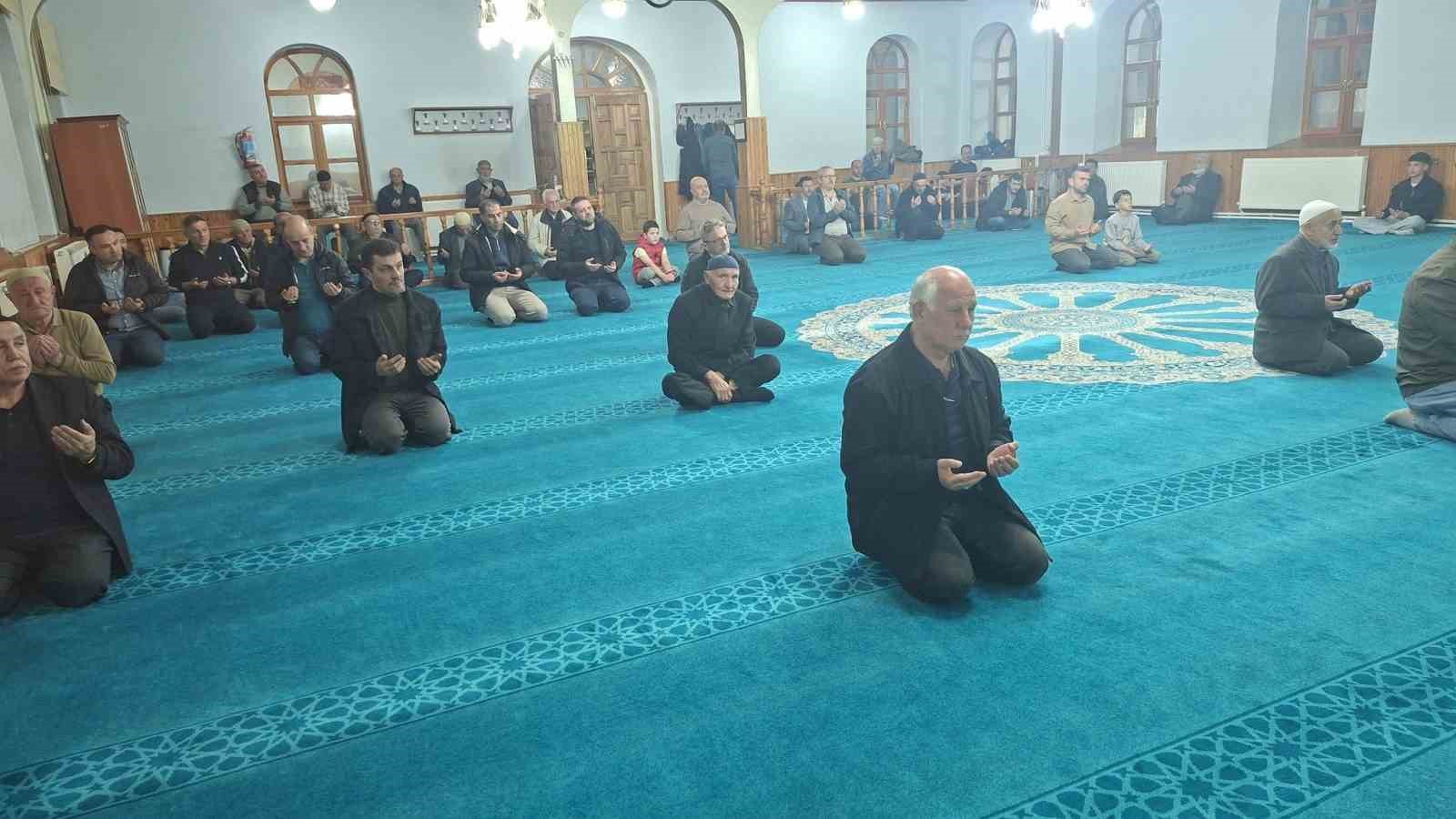 Okul saldırısında hayatını kaybeden &ouml;ğretmen ve &ouml;ğrenciler i&ccedil;in Hisarcık&rsquo;ta mevlit okutuldu
