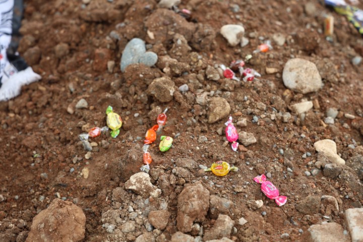 Saldırıda &ouml;len 4 &ouml;ğrencinin mezarında h&uuml;z&uuml;n ve g&ouml;zyaşı hakim