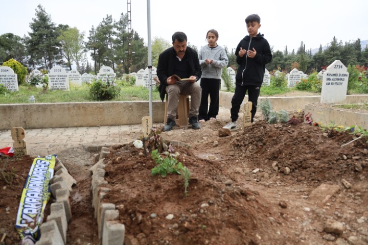 Saldırıda &ouml;len 4 &ouml;ğrencinin mezarında h&uuml;z&uuml;n ve g&ouml;zyaşı hakim