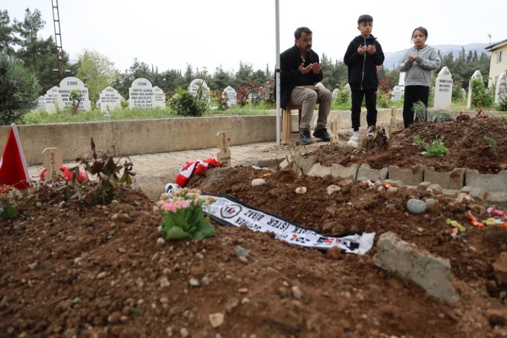 Saldırıda &ouml;len 4 &ouml;ğrencinin mezarında h&uuml;z&uuml;n ve g&ouml;zyaşı hakim