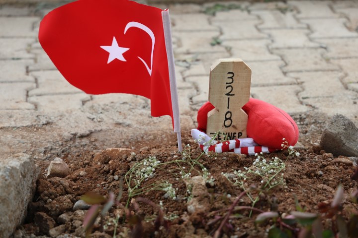 Saldırıda &ouml;len 4 &ouml;ğrencinin mezarında h&uuml;z&uuml;n ve g&ouml;zyaşı hakim