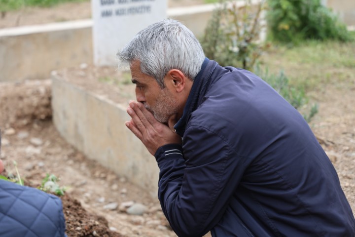 Saldırıda &ouml;len 4 &ouml;ğrencinin mezarında h&uuml;z&uuml;n ve g&ouml;zyaşı hakim