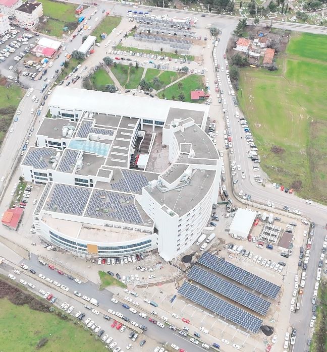 Bafra Devlet Hastanesi enerjisini g&uuml;neşten sağlıyor: G&uuml;nl&uuml;k 50 bin TL tasarruf
