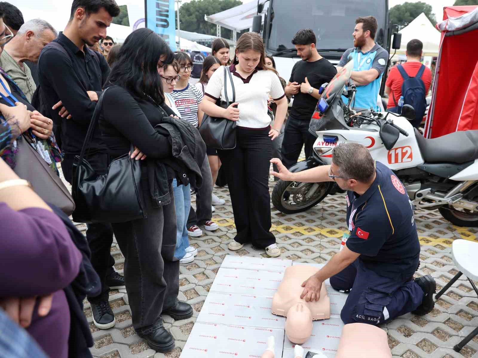 Kariyer Fuarı&rsquo;nda en yoğun ilgiyi g&uuml;venlik ve sağlık stantları g&ouml;rd&uuml;
