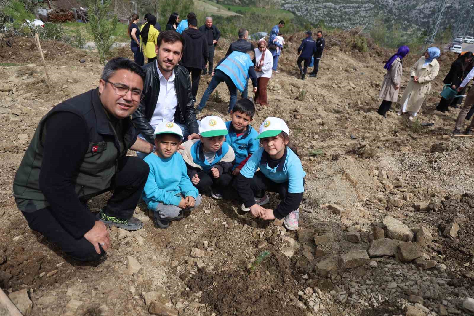 Akdam&rsquo;da 1000 fidan toprakla buluştu
