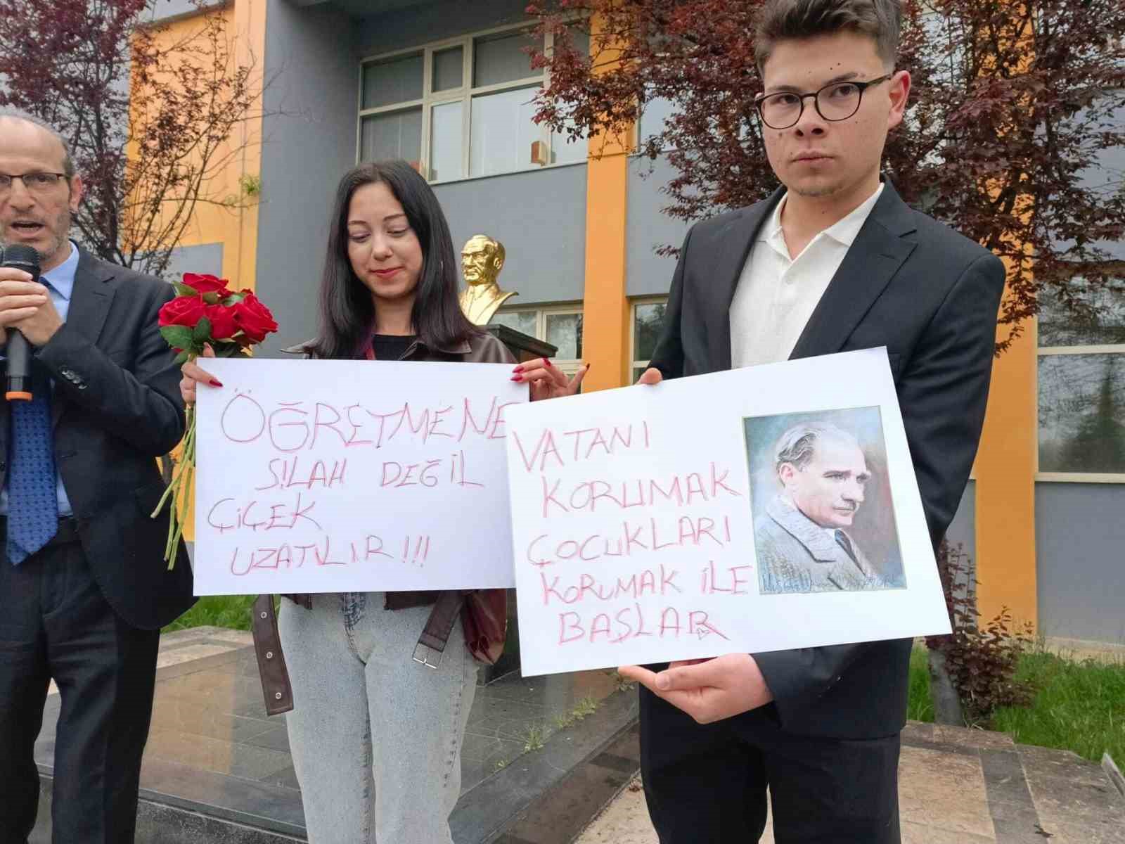 &Ouml;ğretmen ve &ouml;ğrenciler &ccedil;i&ccedil;eklerle karşılandı
