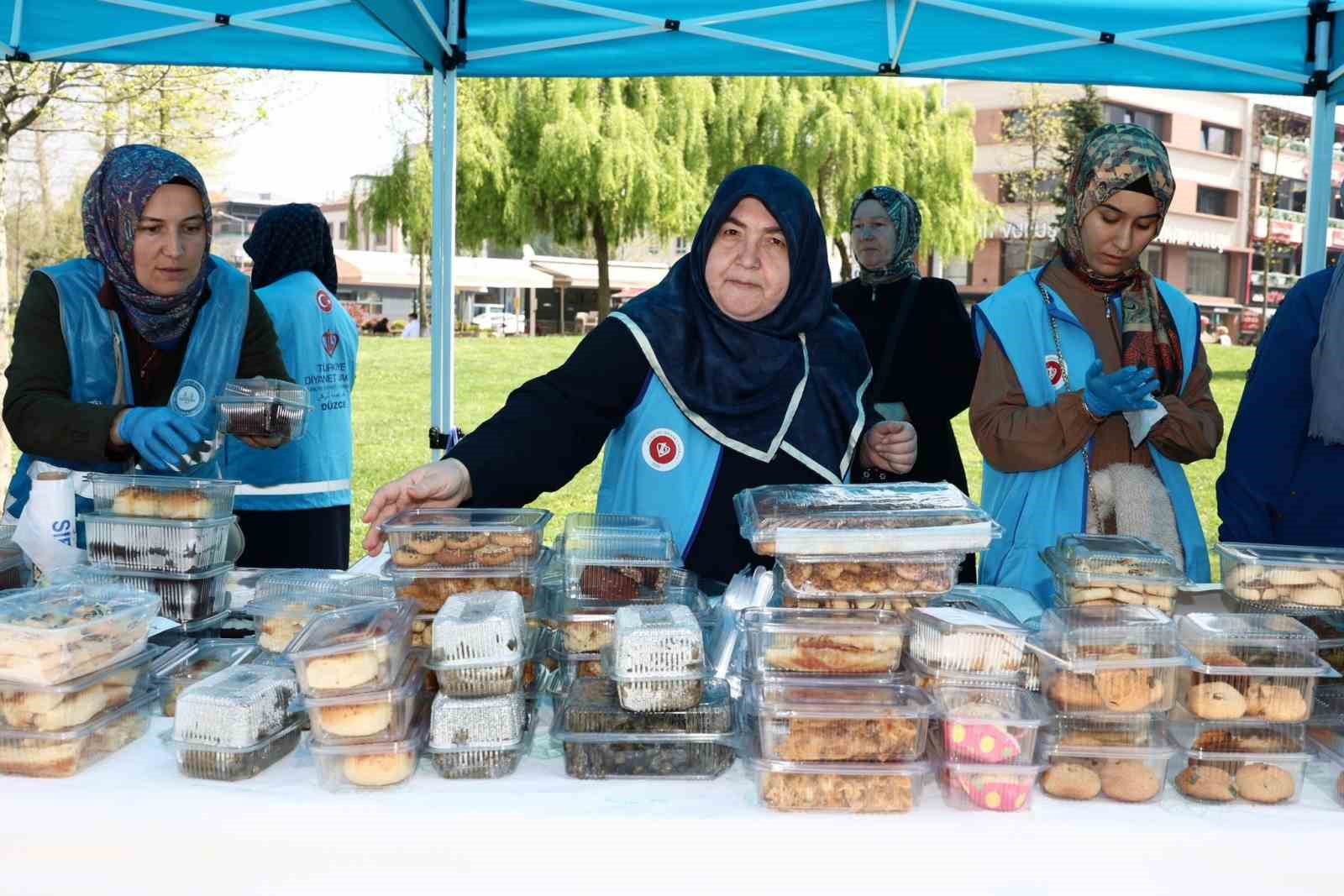 D&uuml;zce&rsquo;de ihtiya&ccedil; sahibi nişanlı gen&ccedil;ler i&ccedil;in hayır &ccedil;arşısı

