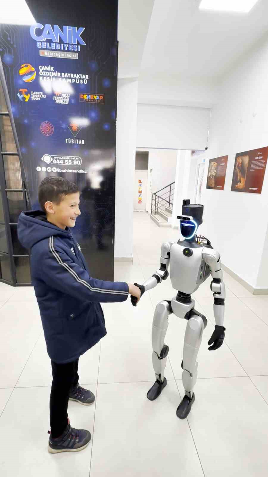 Bu il&ccedil;ede sınava giren &ouml;ğrencileri insansı robot karşılıyor
