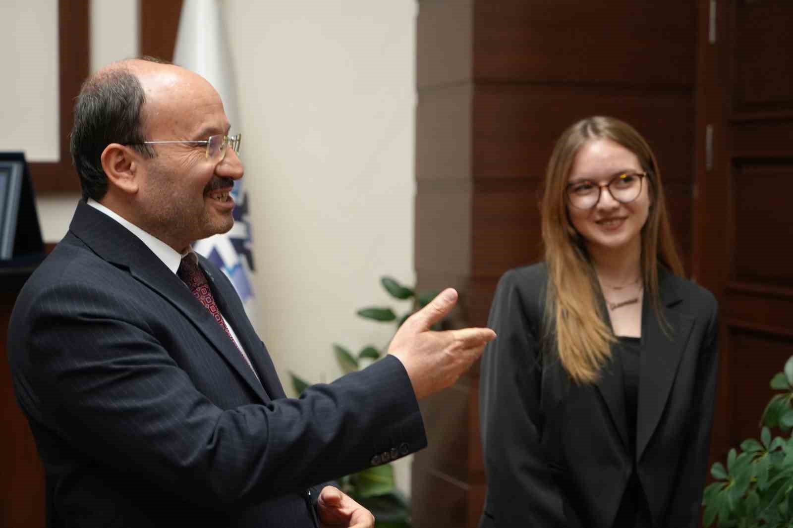 &Uuml;niversiteli Gizem, Rekt&ouml;r &Ccedil;akmak&rsquo;ın bir g&uuml;nl&uuml;k mesaisine eşlik etti
