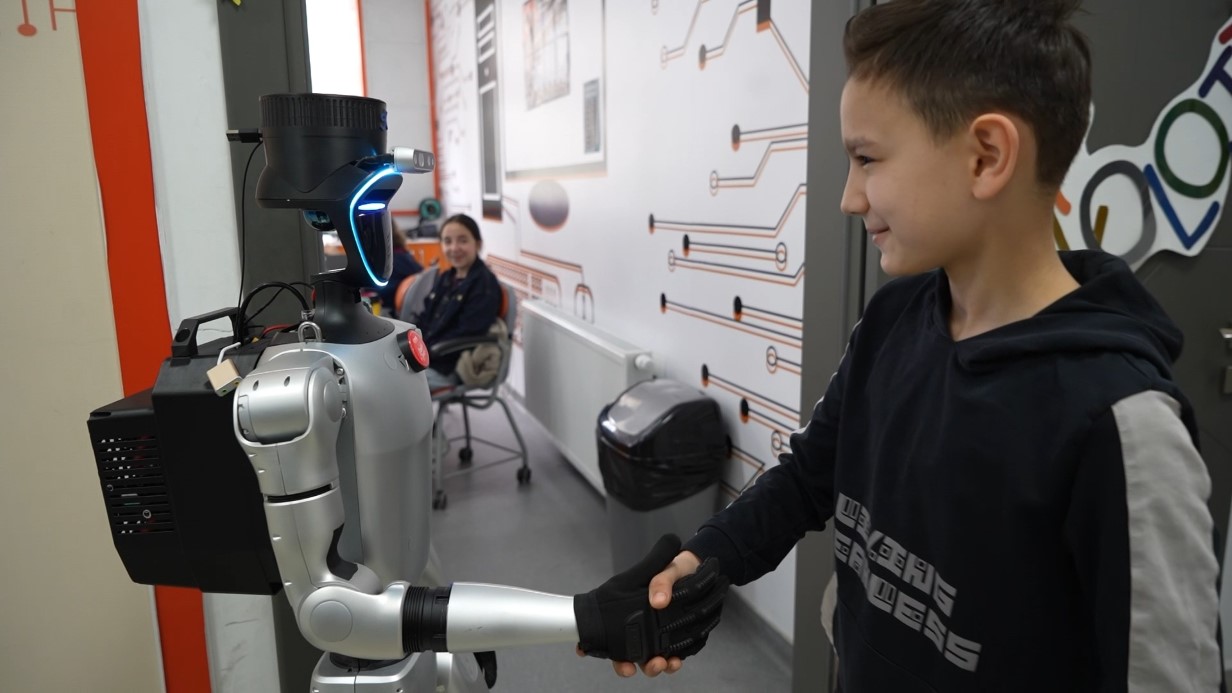 T&uuml;rkiye&rsquo;nin n&uuml;fusa kaydedilen ilk robotu şimdi de işe başladı