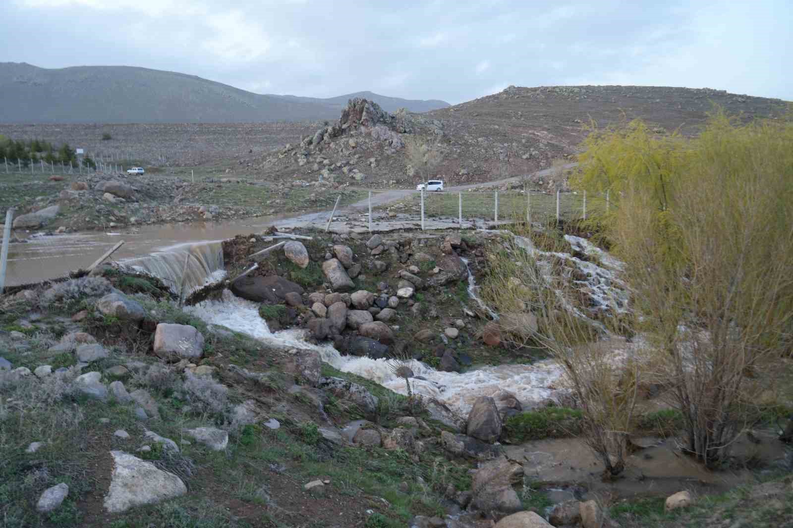 Niğde&rsquo;de sağanak ve eriyen kar suları taşkınlara neden oldu
