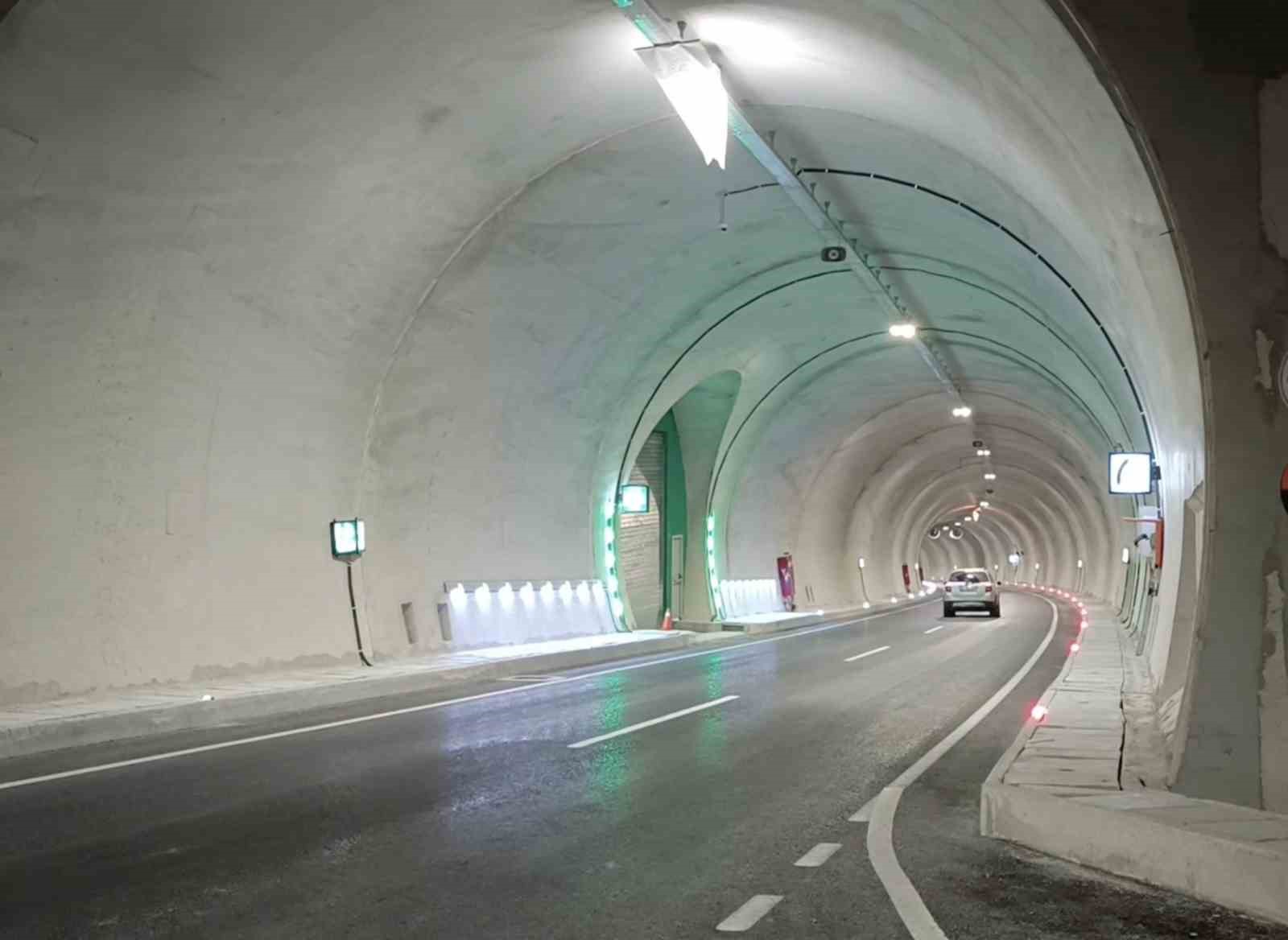 Karadeniz&rsquo;i İ&ccedil; Anadolu&rsquo;ya bağlayan Kırkdilim T&uuml;nelleri trafiğe a&ccedil;ıldı
