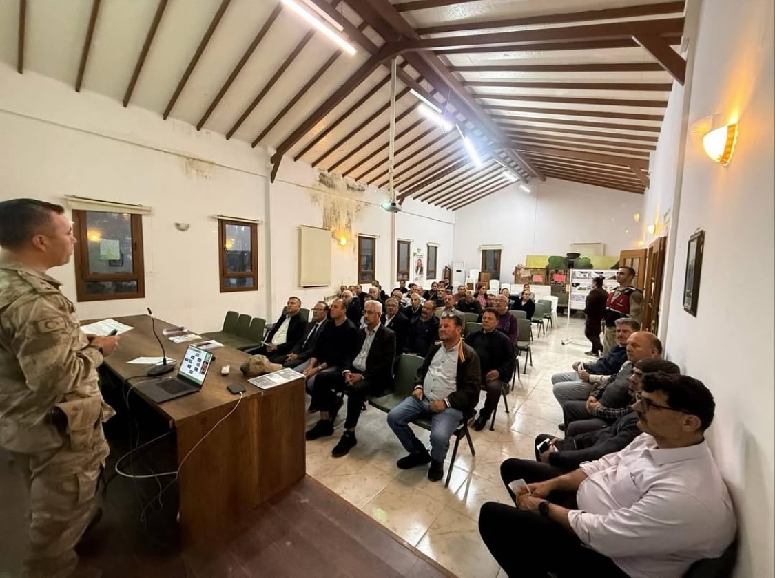 Defne&rsquo;de jandarmadan vatandaşlara bilgilendirme &ccedil;alışması
