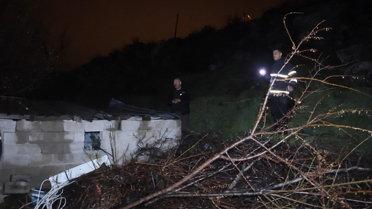 Kaza yaptıktan sonra &ccedil;alıların arasına saklanan s&uuml;r&uuml;c&uuml;: 