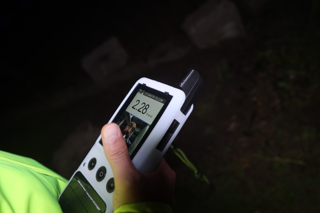 Kaza yaptıktan sonra &ccedil;alıların arasına saklanan s&uuml;r&uuml;c&uuml;: 