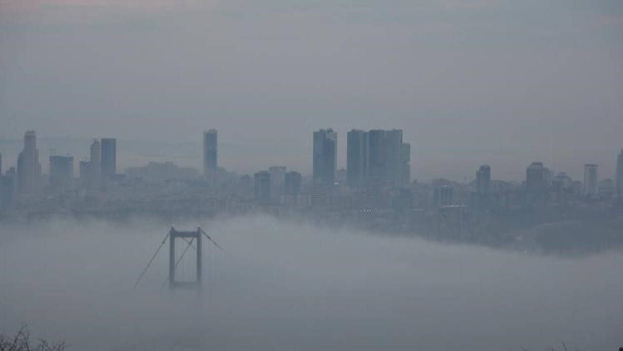 İstanbul&rsquo;da yoğun sis: Boğaz hattı trafiğe kapatıldı